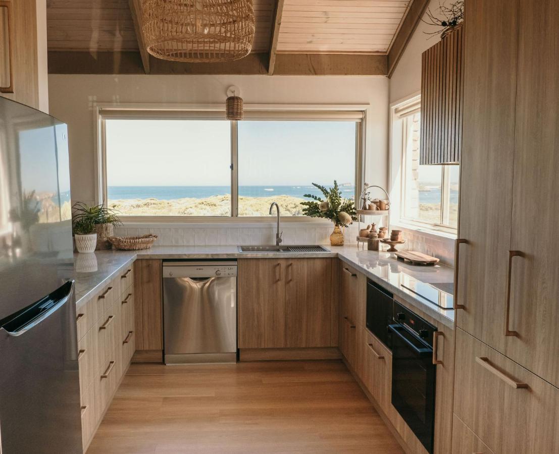Sunsets On Martyrs Coastal Luxury Beach House Peterborough Bagian luar foto