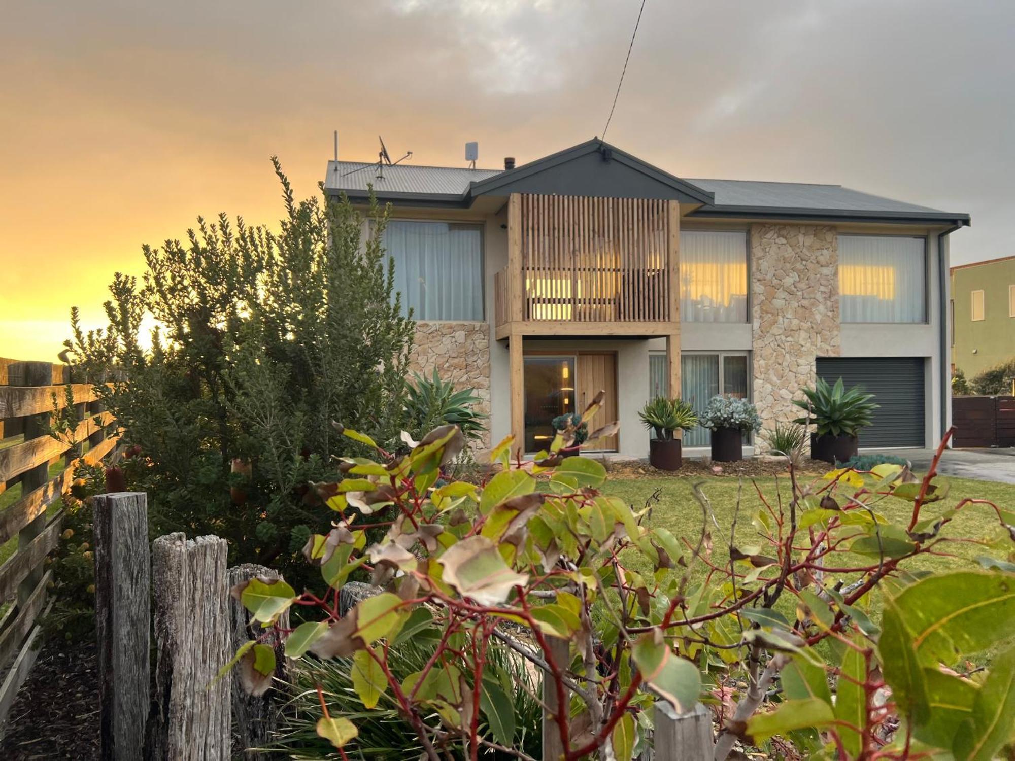 Sunsets On Martyrs Coastal Luxury Beach House Peterborough Bagian luar foto